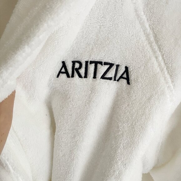 Aritzia exclusive Christmas gift white terry NWT M/L - Picture 4 of 5